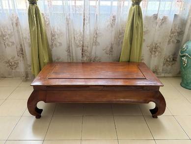 meja kayu jati dan bakul rotan