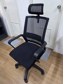 Office Chair With head rest looks like new 9.5/10