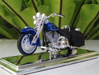 Maisto 1-18 Harley Davidson 1999 Heritage Springer