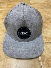 topi okley 60