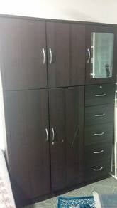 Almari Baju Hitam