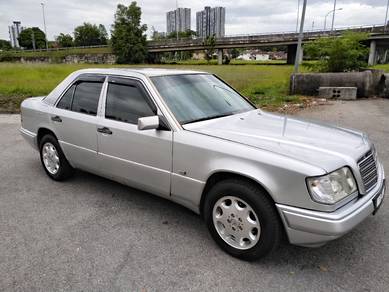 Mercedes Benz 260E in Puchong, SGR