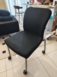 Kerusi Pejabat Hitam (Black Office Chair)