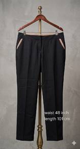 Classic black base with contrasting khaki trim – 