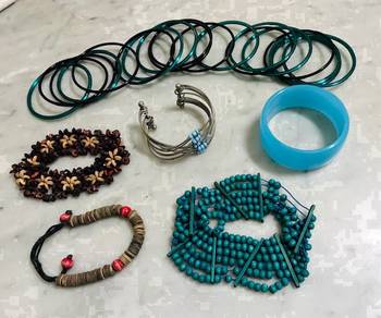 LOT Bracelets - Assorted
