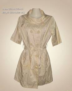 White double -breasted short -sleeved trench coat