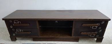 Kabinet TV Kayu Gelap dengan Laci dan Rak