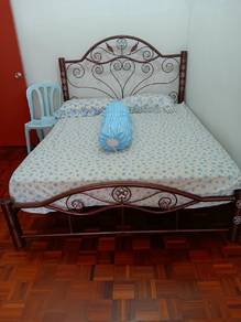 queen bed with mattress