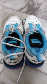 kasut badminton apacs
