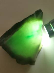 Potongan Giok Jadeite Hijau Muda Berbunga Burma