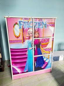 Almari frozen budak