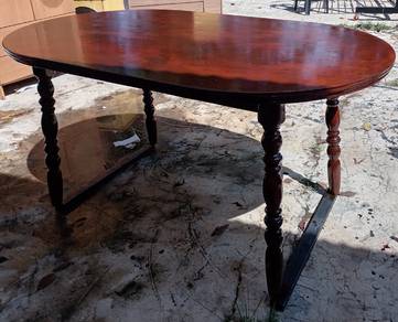 Meja kayu bujur