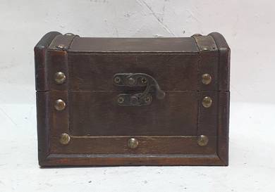 pVintage Handmade Box / Vintage Handmade Wooden Bo