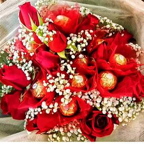 Fresh Rose & Ferrero Hand Bouquet 