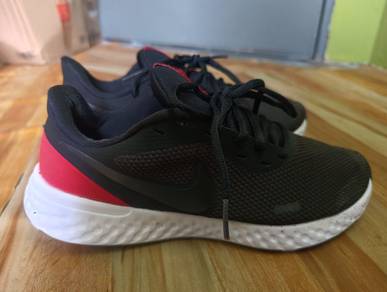 Kasut Nike Revolution 
