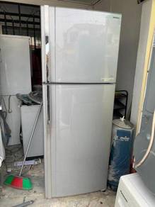 Toshiba 2 doors fridge Peti Sejuk Ais Big