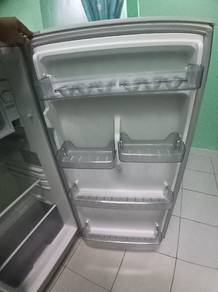 Peti Ais Jenama Midea