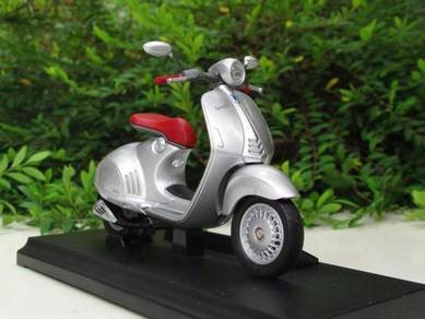 Welly 1-18 (2014) Vespa 946 Silver Scooter