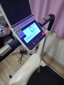 D'QUE treadmill with digital display.