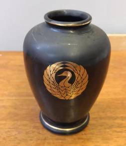 Black vase gold swan