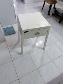meja tepi katil ikea