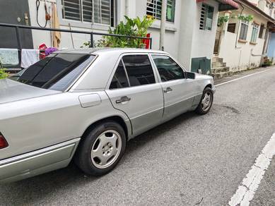 Mercedes Benz E220 220 (CKD) in Segamat, JHR