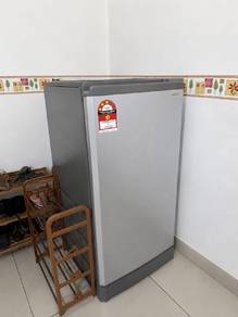 Peti Sejuk Jenama Sharp