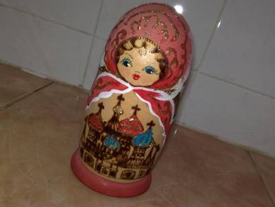 Patung matryoshka doll pink