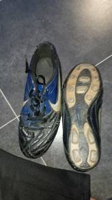 Pilih satu yang sesuai:
 
Kasut Bola Nike Saiz [is
