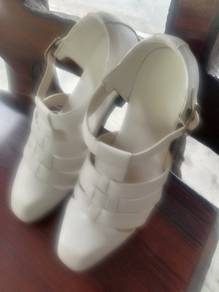 Sandle putih lawa