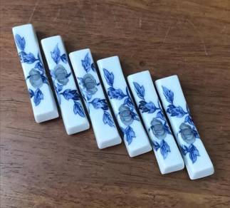 Vintage porcelain chopstick rest 6