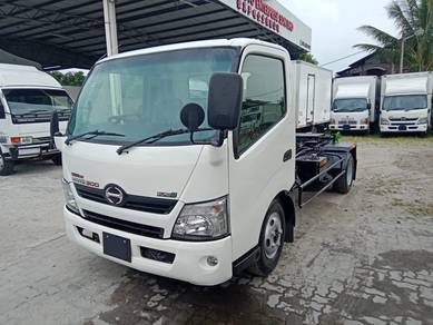 2012 Hino WU710R Amroll 12'