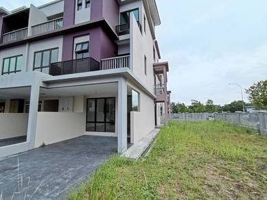 Townhouse Condo For Sale in The Strata