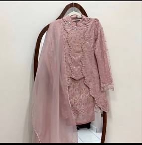 Kebaya berlace lembut dan kain songket