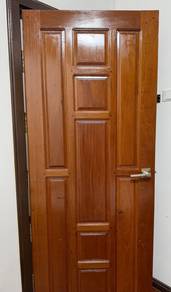 Pintu kayu Cengal