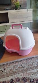 pet carrier , hooded toilet & big bathtub