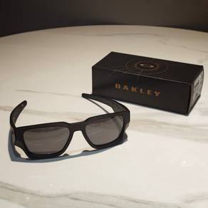 Oakley Sunglass OO6514-0258 58-18 🕶️