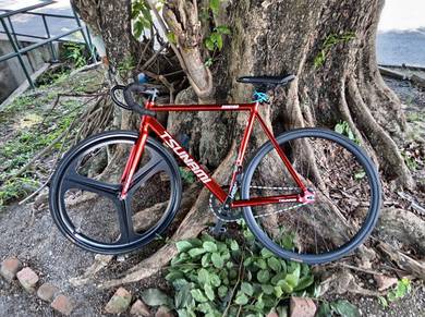 Selling a Tsunami SNM100 Fixie in Metallic Red.

​