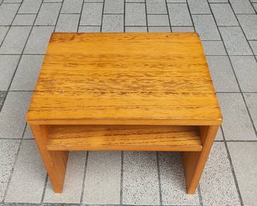Natural wood grain finish
- Square tabletop
- Inc