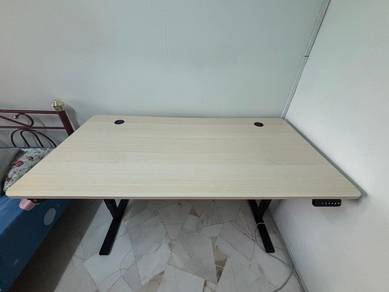 Standing office/gaming table adjustable table