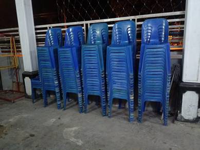 kerusi plastik biru