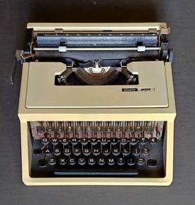 Olivetti Dora Manual Typewriter