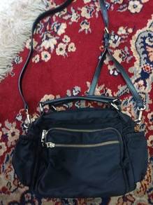 black lady handbag  