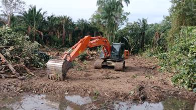 Excavator Bersih Kebun & Rata Tanah & Tolak Hutan