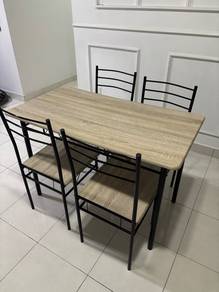 Meja makan