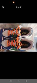 Kasut sukan Asics dan Apacs