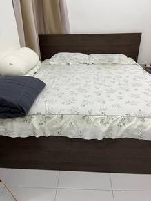 Queen size bed frame and mattress