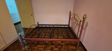 Bed frame Queen size preloved