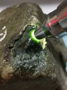 Bongkah Mentah Jadeite Hitam Ais Burma (Gred A)