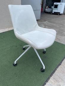 YB26E Kerusi Pusing Swivel chair PU White